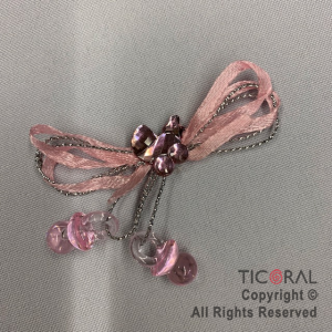 MO�O CON COCHECITO Y 2 CHUPETES ROSA COLOR 6cm x 3cm HS8566-1 X 12