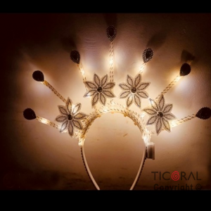 VINCHA PRECINTOS LUMINOSA BLANCA LAGRIMAS CON FLORES x 1