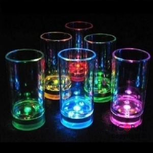 VASO TRAGO LARGO LUMINOSO CON BASE LUZ MULTICOLOR X 6