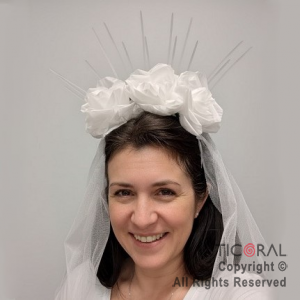 VINCHA PRECINTOS TUL CON FLORES BLANCAS x 1